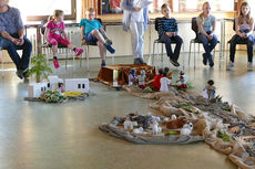 Kinderkarfreitagsliturgie im Gemeindezentrum (Foto: Karl-Franz Thiede)